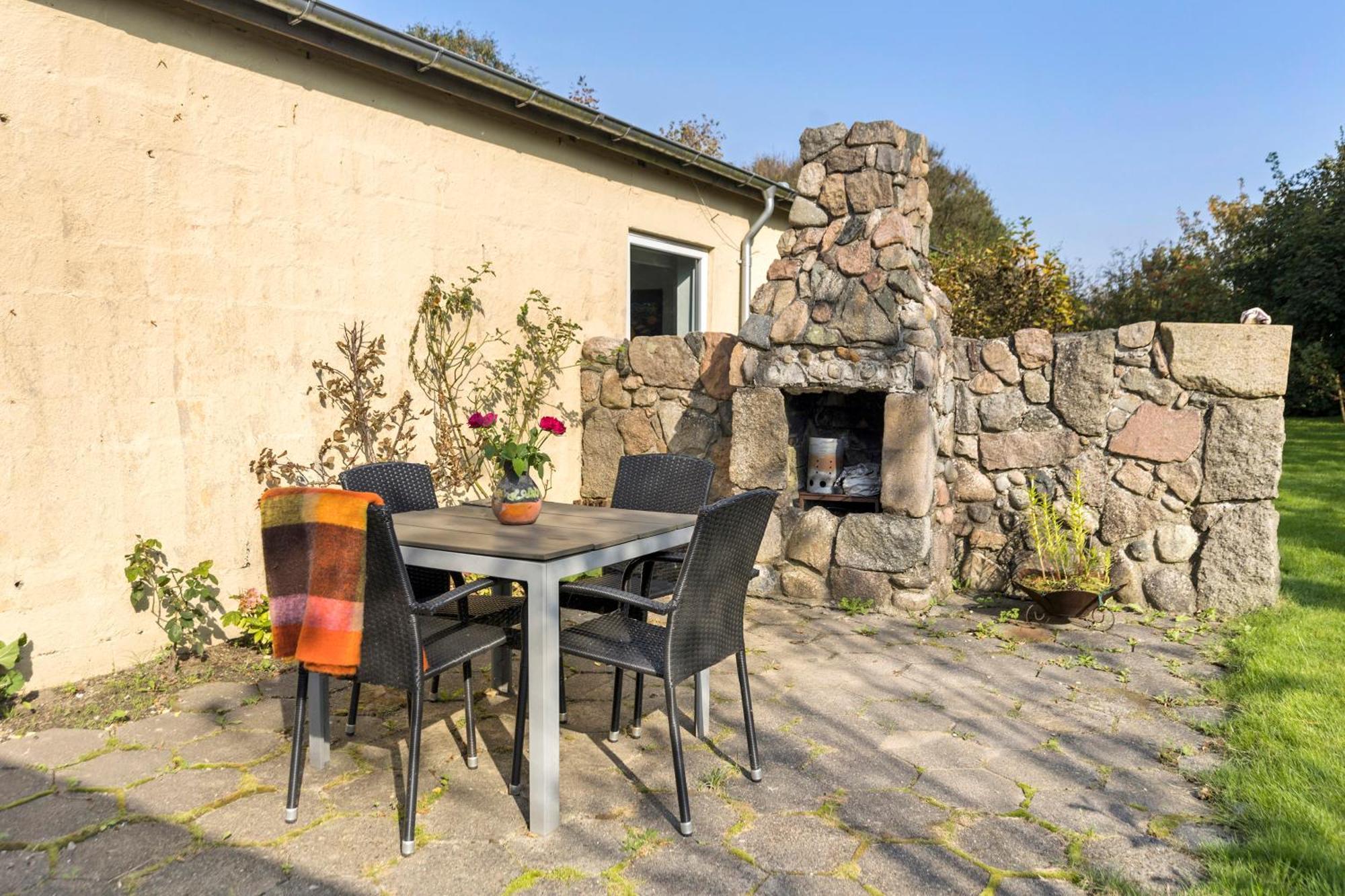 Logi I Hus Med Kunst Og Have Bed and Breakfast Vestervig Buitenkant foto
